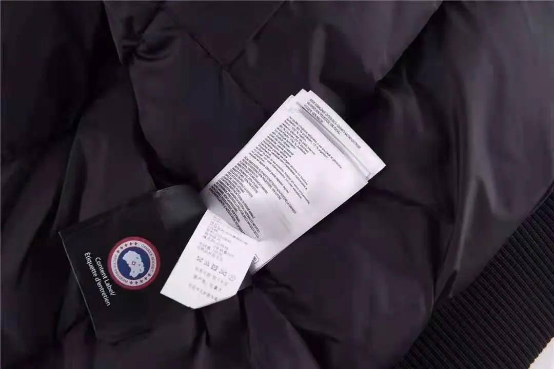 P780 with dust bag) Canada Goose Canada Goose #Chilliwack 7999M bomber jacket short down jacket ➖ Genuine synchronous anti-counterfeiting chip sensor! ➖ Imported 21-count polyester-cotton blended original fabric [last year’s 16-count/18-count hard fabrics have been completely eliminated, this year all use 21-count genuine synchronous fabrics, the soft mid-strap feels delicate and textured], genuine synchronous Feather-Light 10D waterproof coating fabric, made of 84.5 polyester fiber and 15.5 cotton, 100% the best feel in the entire network! ➖ The genuine official website is synchronized with the national standard 80 white duck down, you can check the official website customer service, there will never be a series of misleading claims such as 90 down or goose down! ➖ Using the best nylon lining with double double-layer sealing design, velvet-proof No. 7 needle + grid-filled down ready-made garments, there is 100% no so-called velvet running! ➖ The cuffs are designed with thickened seamless threads, and the collar and pockets are lined with top-quality polar fleece to keep you warm and comfortable! ➖ Yoshida YKK provides original custom-made electroplated sliders. YKK two-way lockable zippers are tight and smooth and will not peel off paint! ➖ 3M composite guarantees that the Velcro is the same as the original, durable, and all accessories and hardware are custom-made! ➖ Imported BEHRINGER embroidery machine to customize the 10,000-needle embroidery logo, 98% of which can be reproduced to restore the original logo. You can check and compare on the official website! 01 models for men and women SIZE: XS S M L XL XXL